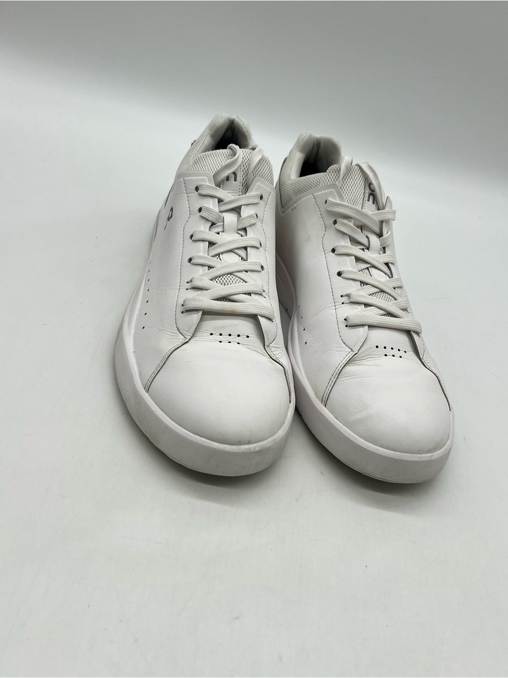 ON Running The Roger Advantage Men’s Sz 13 White Gray Leather Sneakers Shoes.